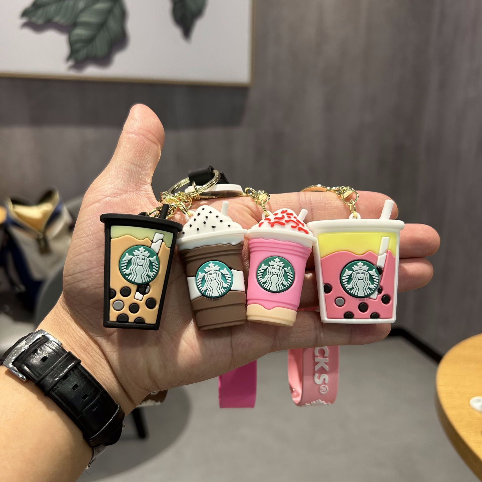 跨境卡通星巴克奶茶杯钥匙扣公仔汽车包钥匙链挂件抓娃机礼品批发
