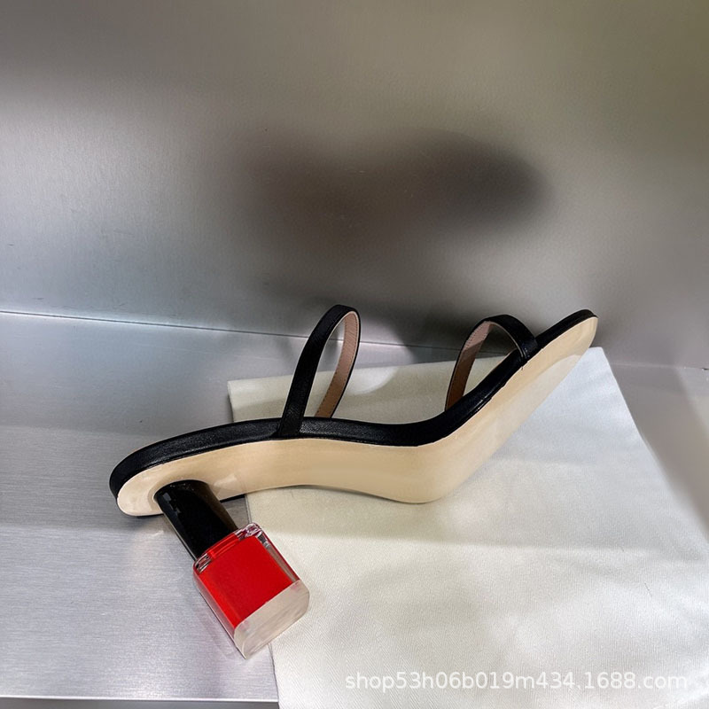 2022夏季韩版均码圆头日常低跟橡胶现货皮质黑色指甲油跟时装凉鞋