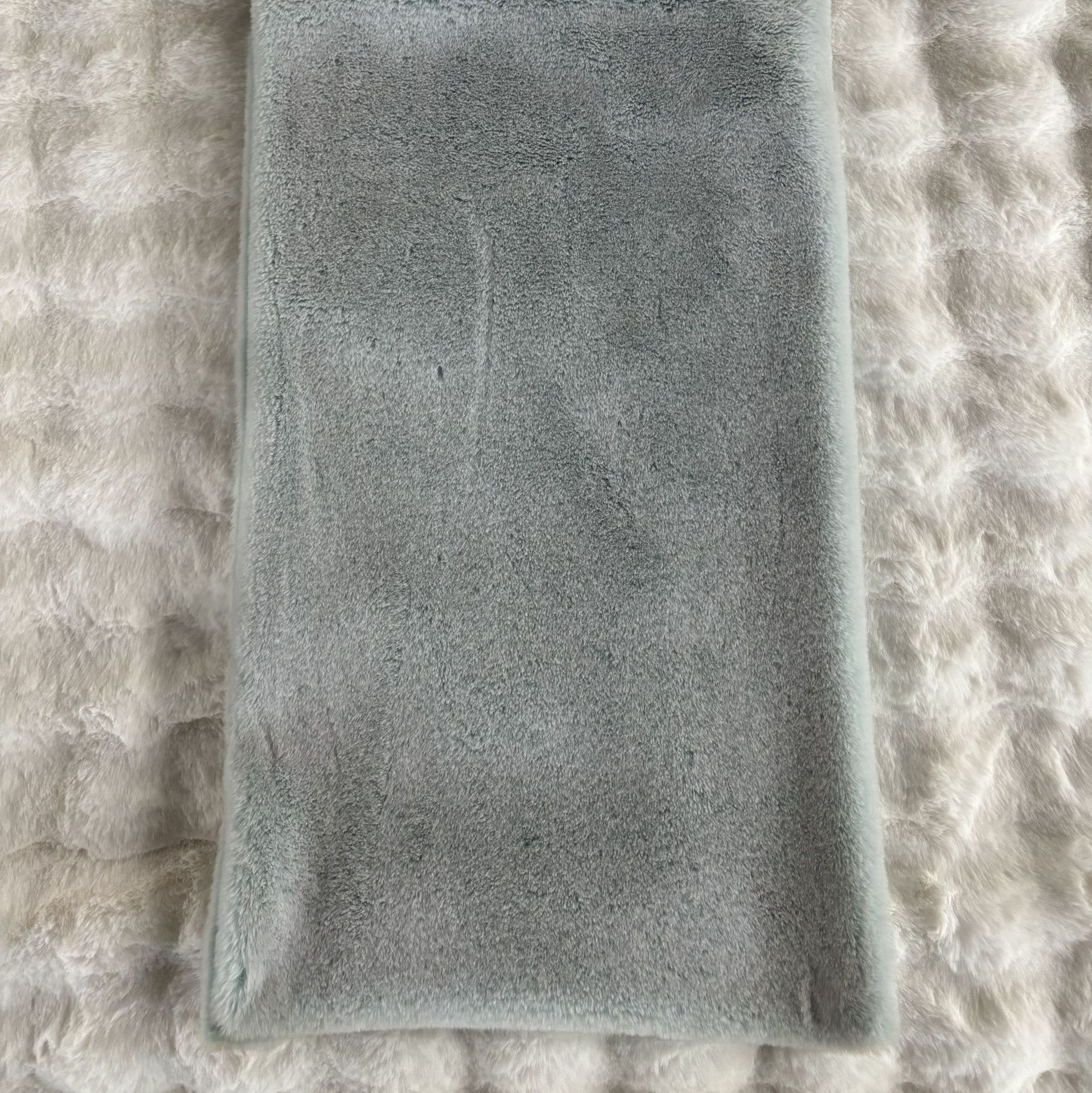 厂家亮丽柔软17mm蓝色雕印大兔毛家纺靠垫舒适多色面料不易变形