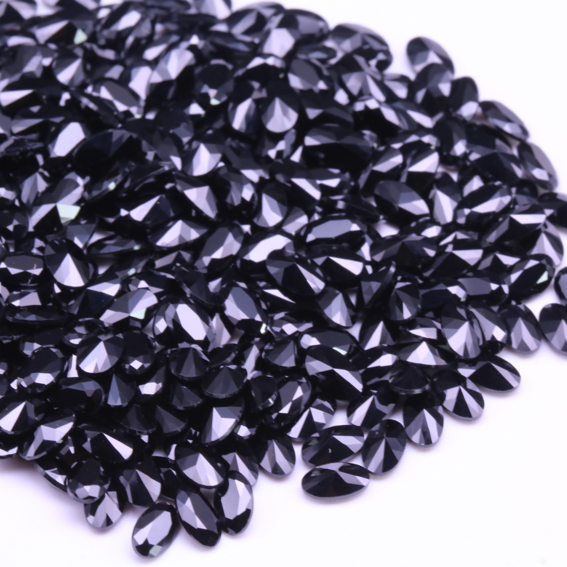 大量供应蛋形天然黑尖晶裸石椭圆形黑宝石耐高温可蜡镶首饰镶嵌