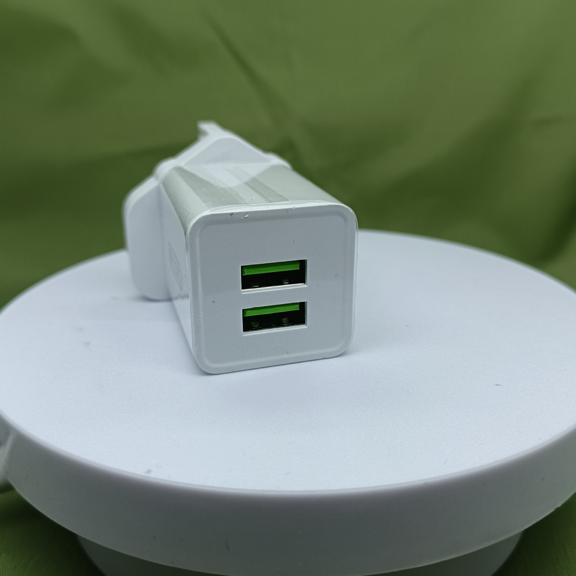 港版新款手机充电器双口usb英规充电器 5v2a三角旅充英规充电头