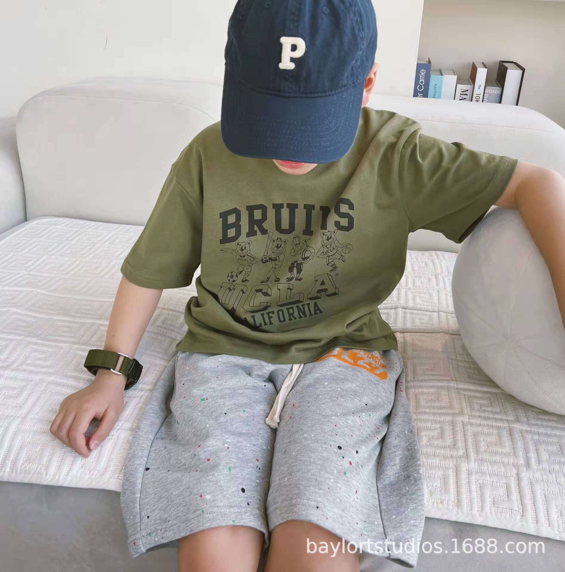 22ss男女童ucla小熊纯棉短袖t 儿童校园风军绿短袖t 纯棉短袖t