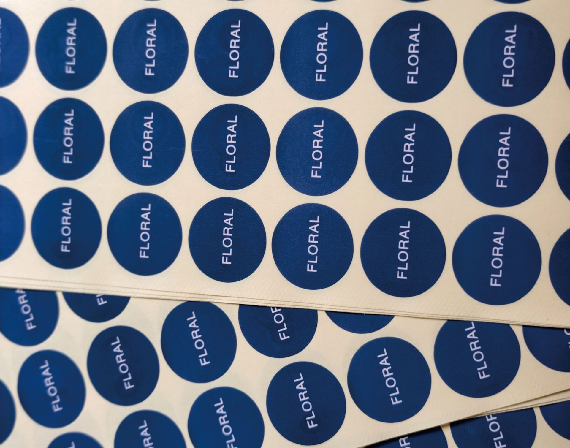 不干胶印刷外箱运输三层贴纸透明贴荧光色标贴光亚银龙制定