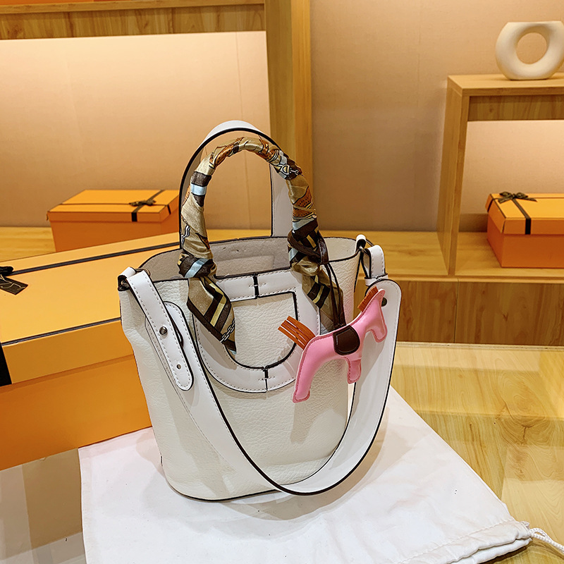 Bags Women's Bag 2023 New High-Profile Figure Pig Nose Vegetable Basket Child and Mother Bucket Bag Cross-Border Fashion Single Room Portable