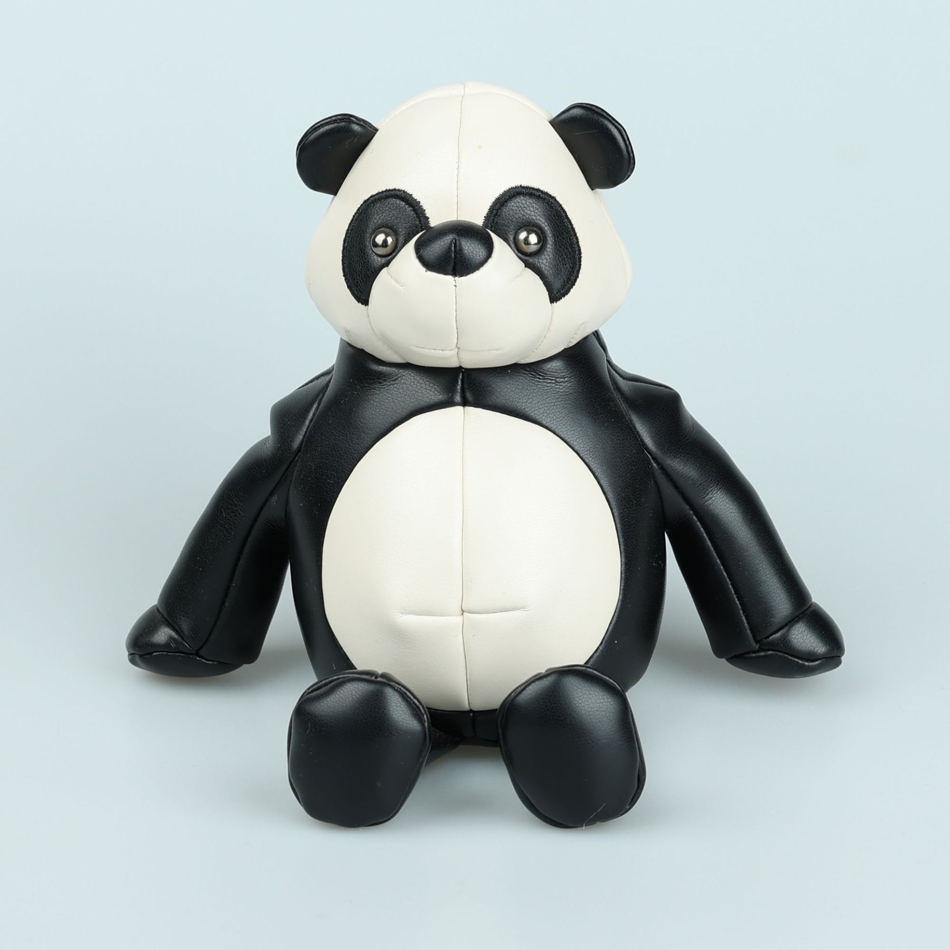 源头工厂高端专业定制ip周边创意礼品桌面玩偶摆件pu皮熊猫手机座