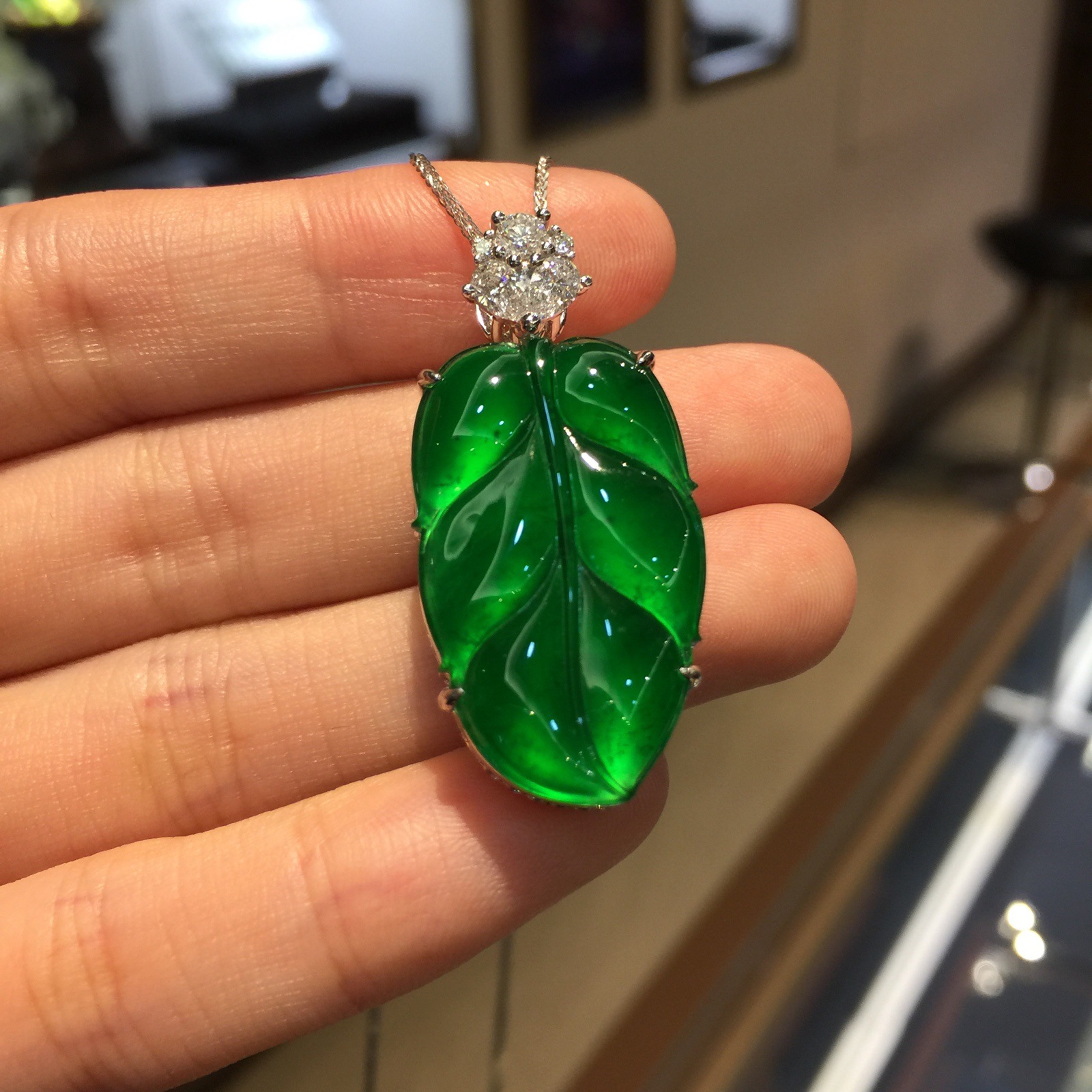 天然满色阳绿玻璃帝王绿翡翠玉叶子18k金镶嵌挂件吊坠