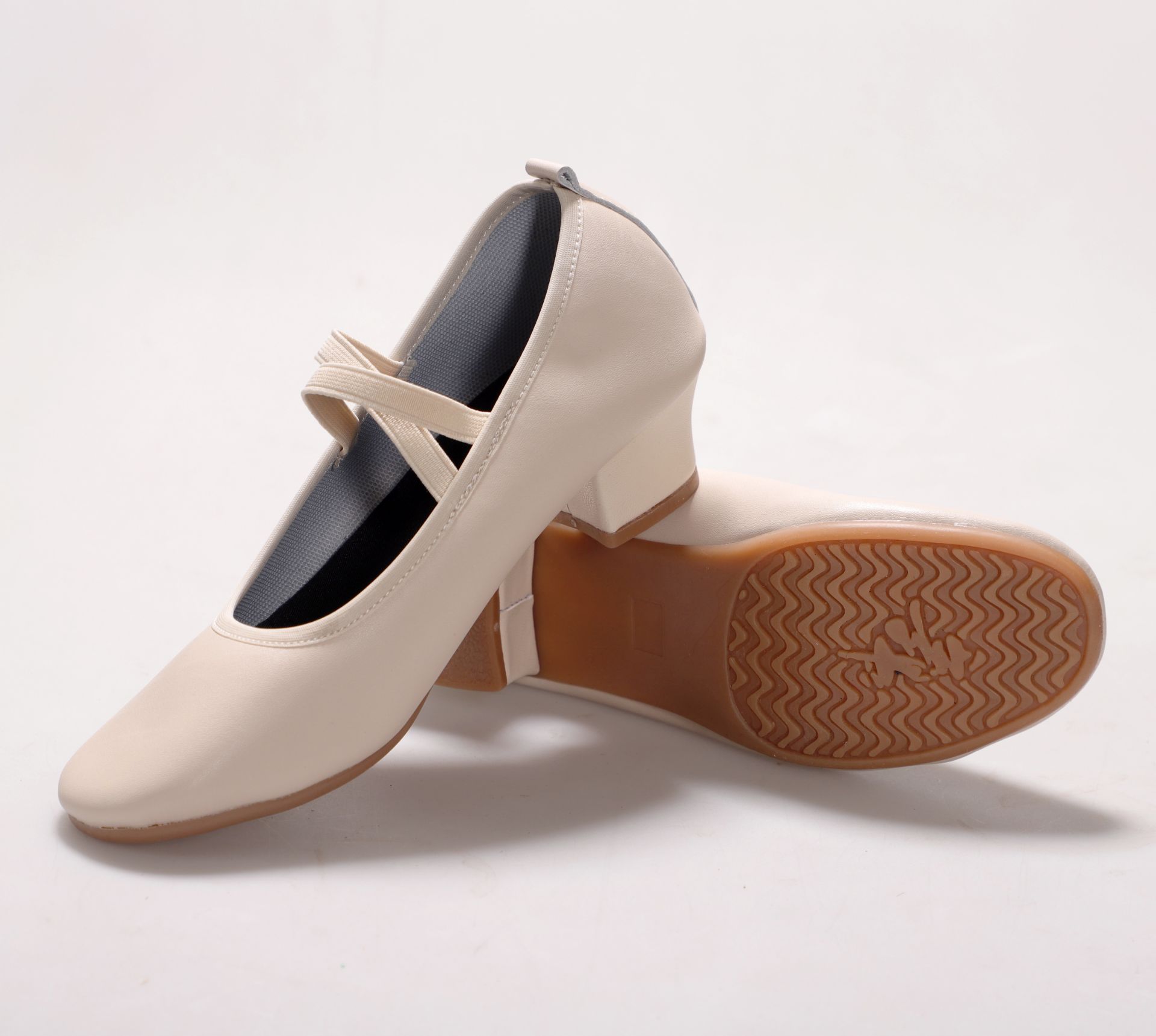 舞蹈鞋女广场舞鞋子软底红色跳舞女鞋中老年中跟交谊舞鞋春夏