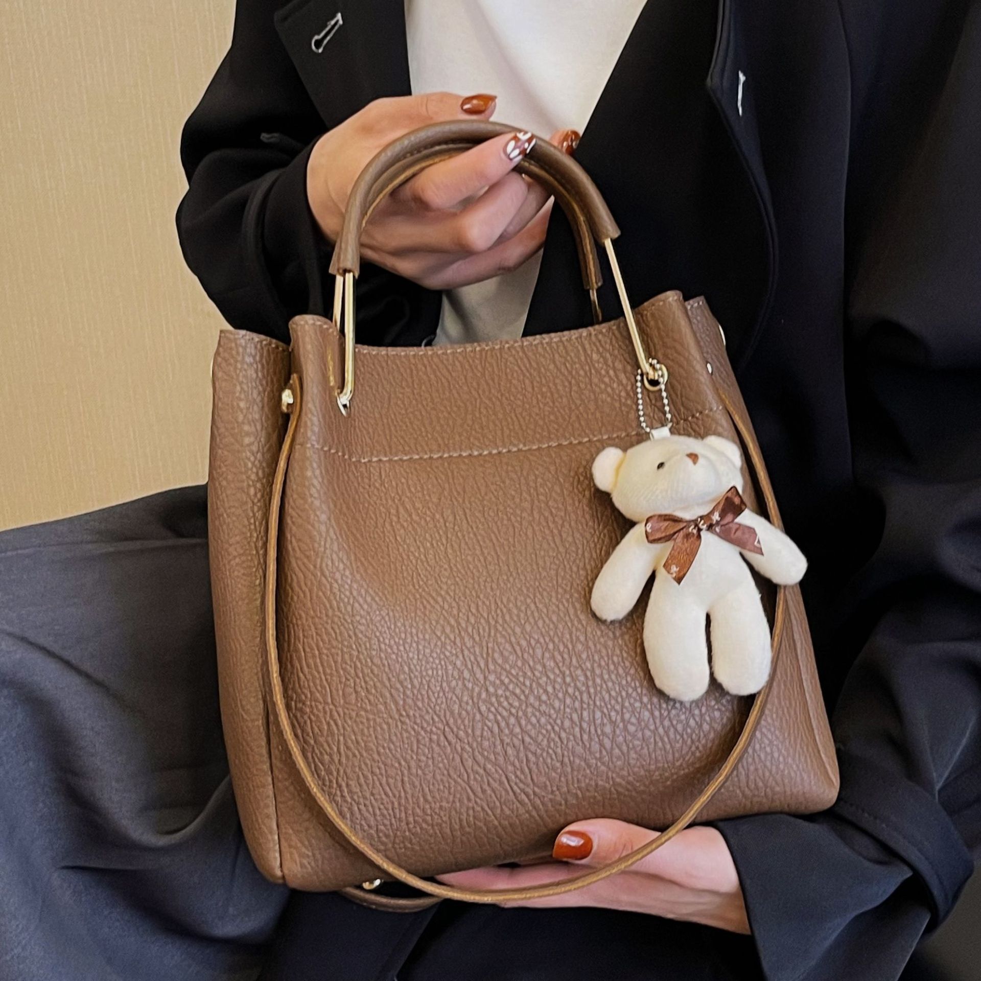 小众复古流行通勤包包女2023新款斜挎包大容量通勤休闲时尚手提包