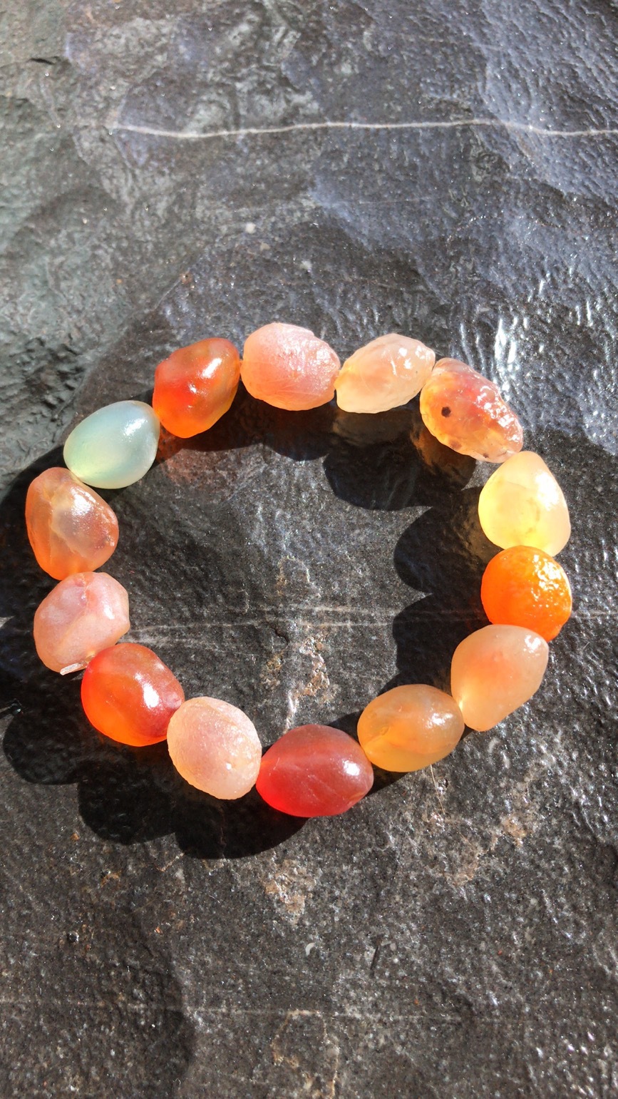 批发阿拉善戈壁原石玛瑙彩色糖心手串饰品