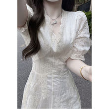 v领收腰连衣裙高级感蕾丝泡泡袖夏季新款收腰设计感V领白色长裙