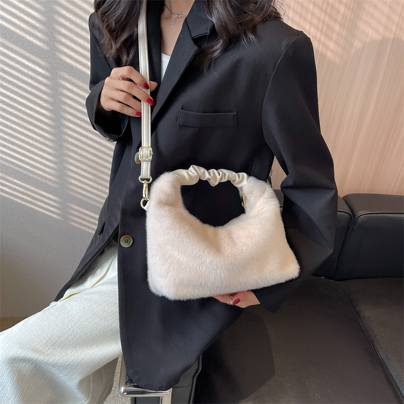 Plush Bag Women's Large Capacity Autumn and Winter 2022 New Fashion Trendy Niche Messenger Bag Plush Hand Holding Pillow Bag