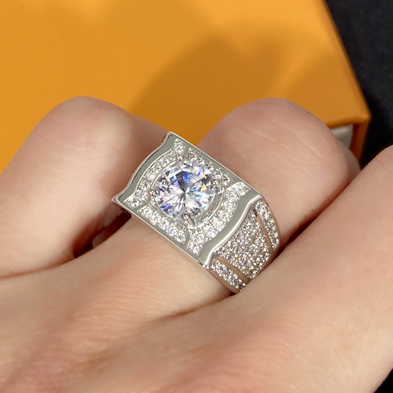 满钻霸气镀银仿莫桑石钻石两克拉轻奢恪守男钻戒指求结婚礼物