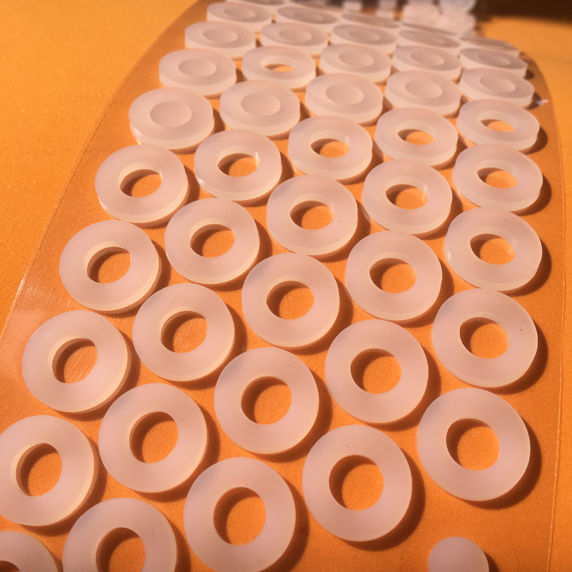 定做食品级透明硅胶垫片 瓶盖密封硅胶垫圈 圆形网格自粘橡胶垫