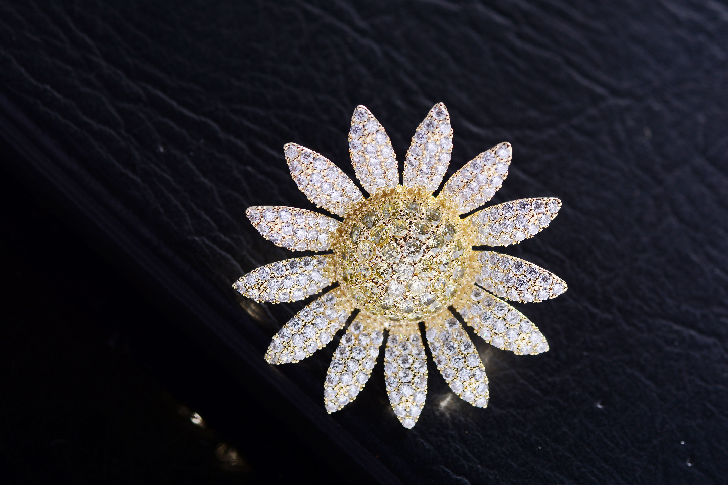 日系胸针清新太阳花胸针优雅收腰别针气质简约一字肩连衣裙配饰