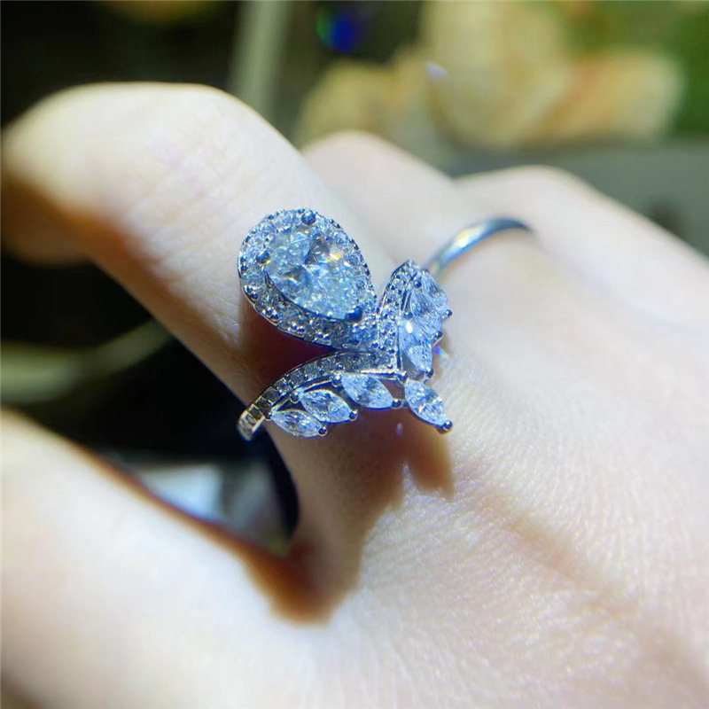 滴水d色莫桑钻水滴形钻石钻戒戒指18k白金网红款马眼订婚钻石戒指