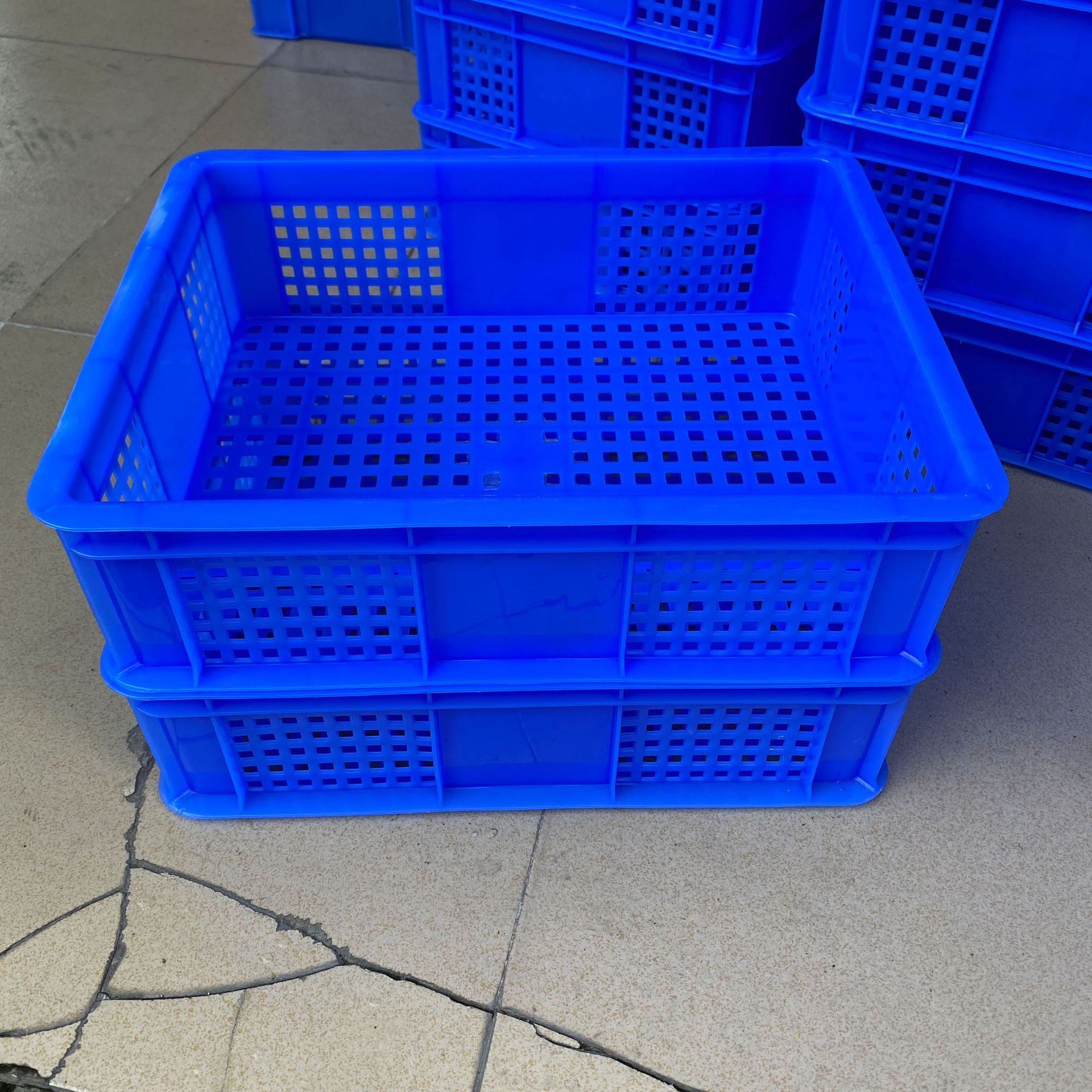 耐用:塑料周转筐产品由低压高密度聚乙烯(hdpe)(pp)一次性注塑而成