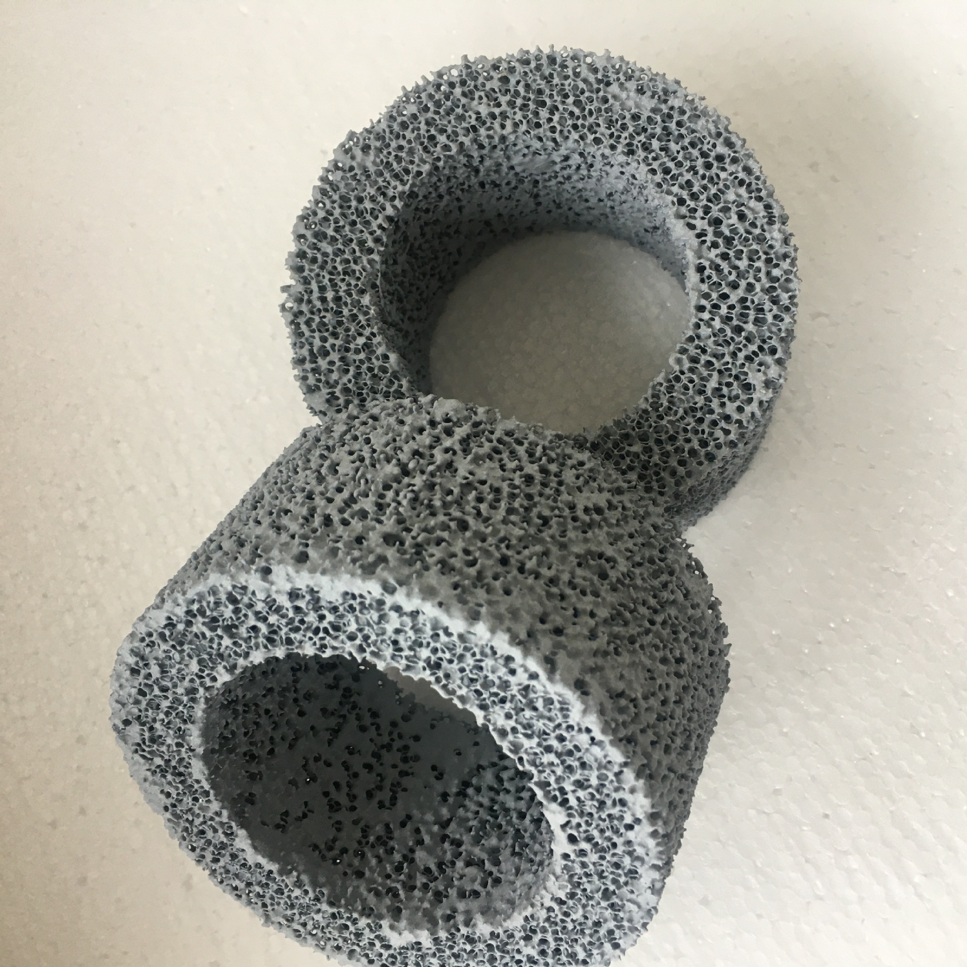 定制精密铸造圆形氧化锆陶瓷片碳化硅陶瓷载体二氧化锰过滤网黑色