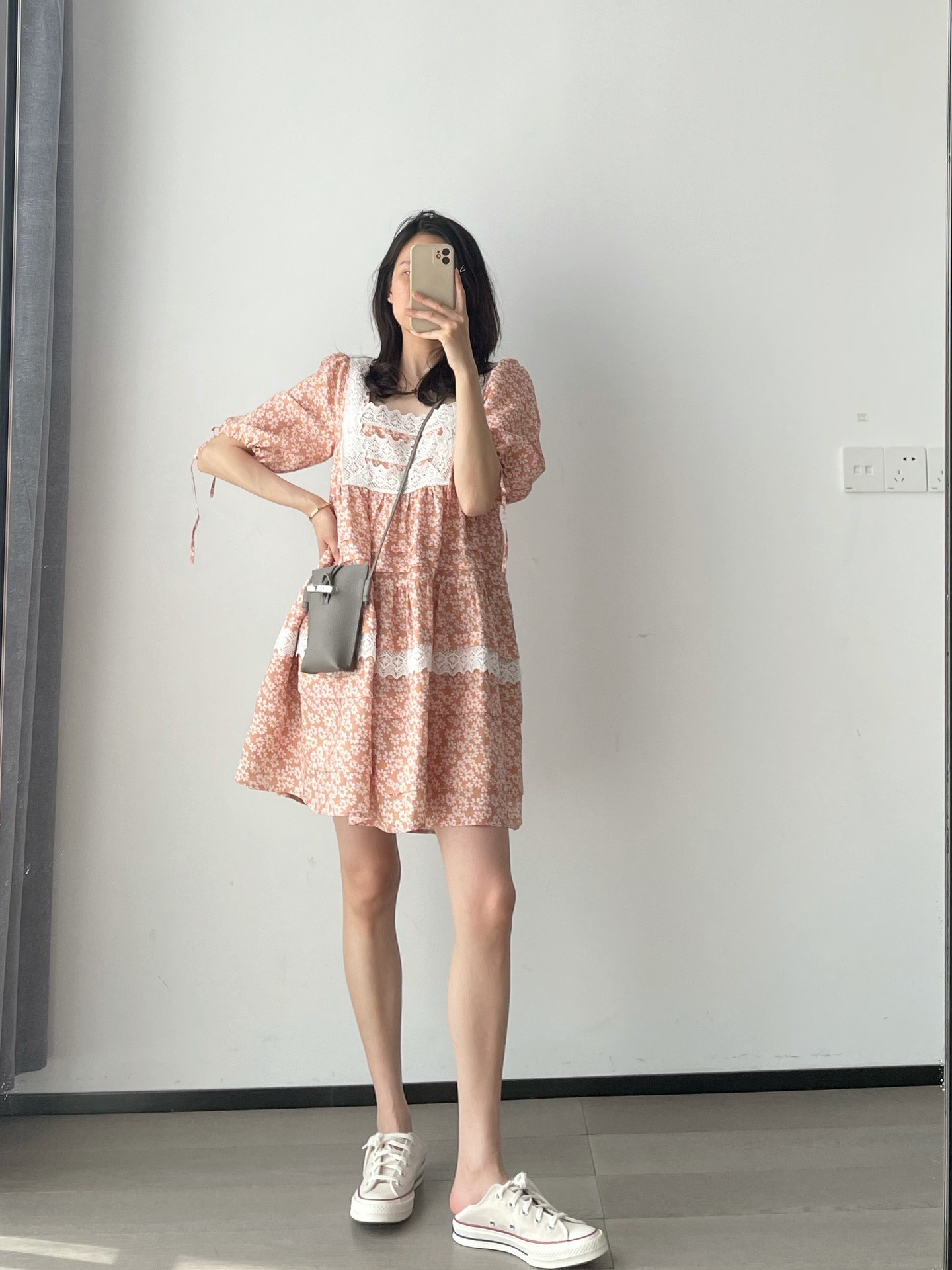 24款女装 满身小碎花减龄俏皮法式大方领春夏可爱连衣裙-阿里巴巴