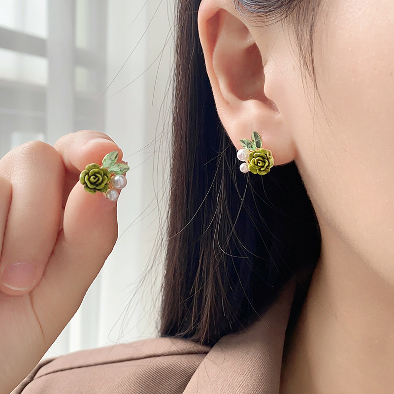 绿色水晶山茶花珍珠耳钉甜美小清新森系耳饰简约高级感时尚耳环女