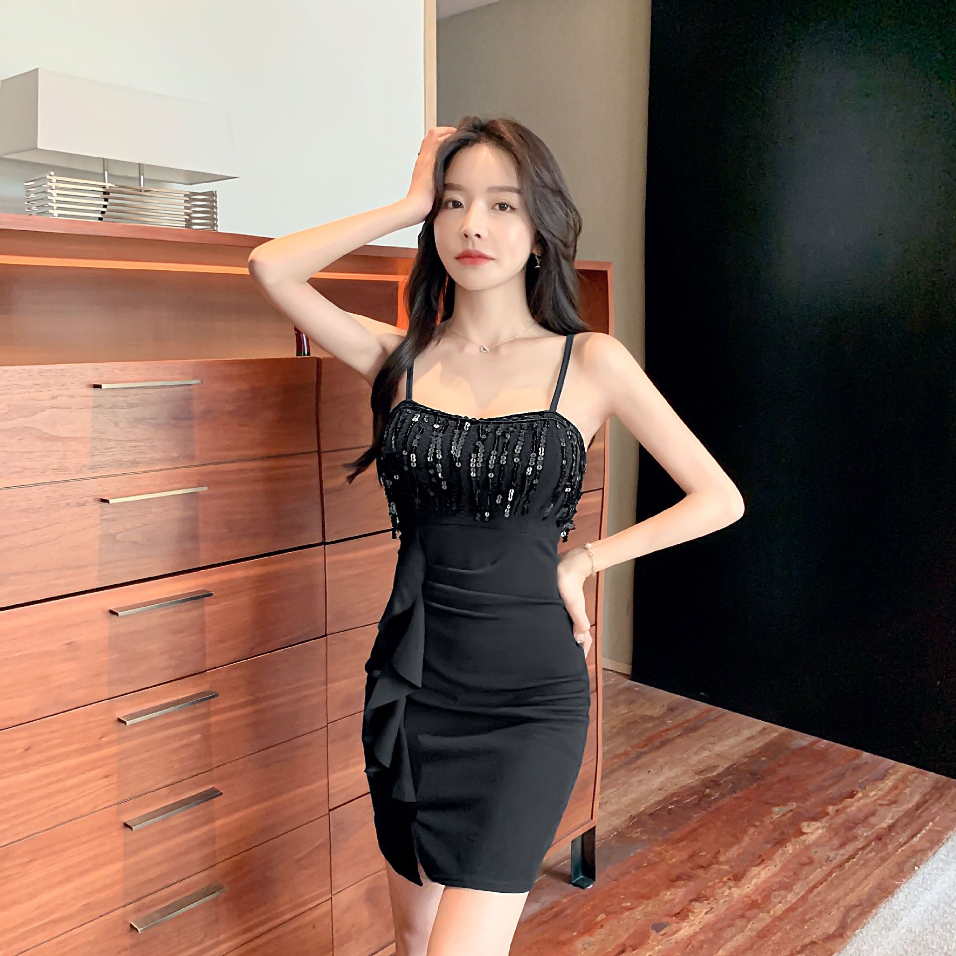 2942夜店性感亮片流苏一字领低胸荷叶边a字裙打底短裙吊带连衣裙