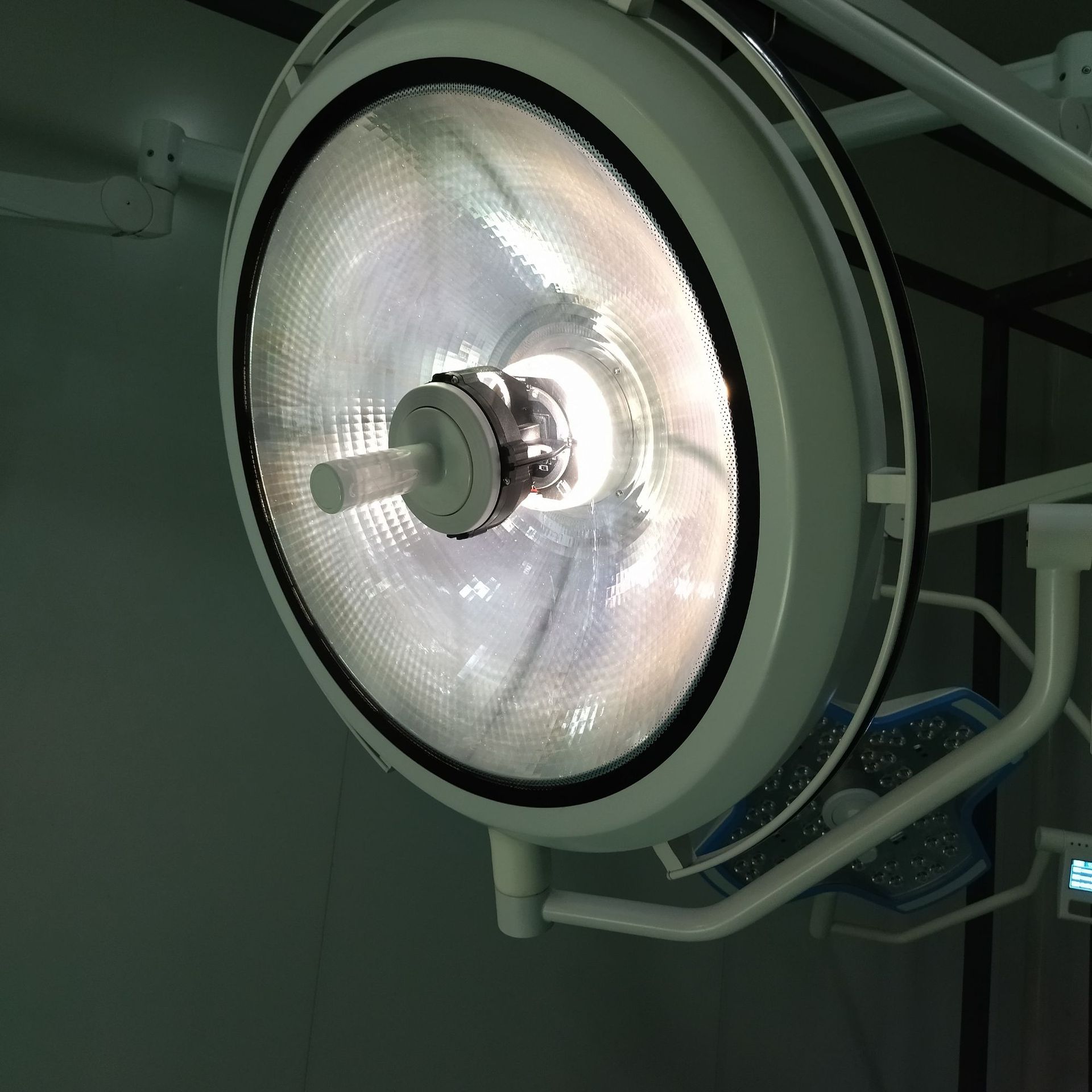 手术室美容整形整体反射无影灯进口灯珠有术温黄白光卤素灯可调