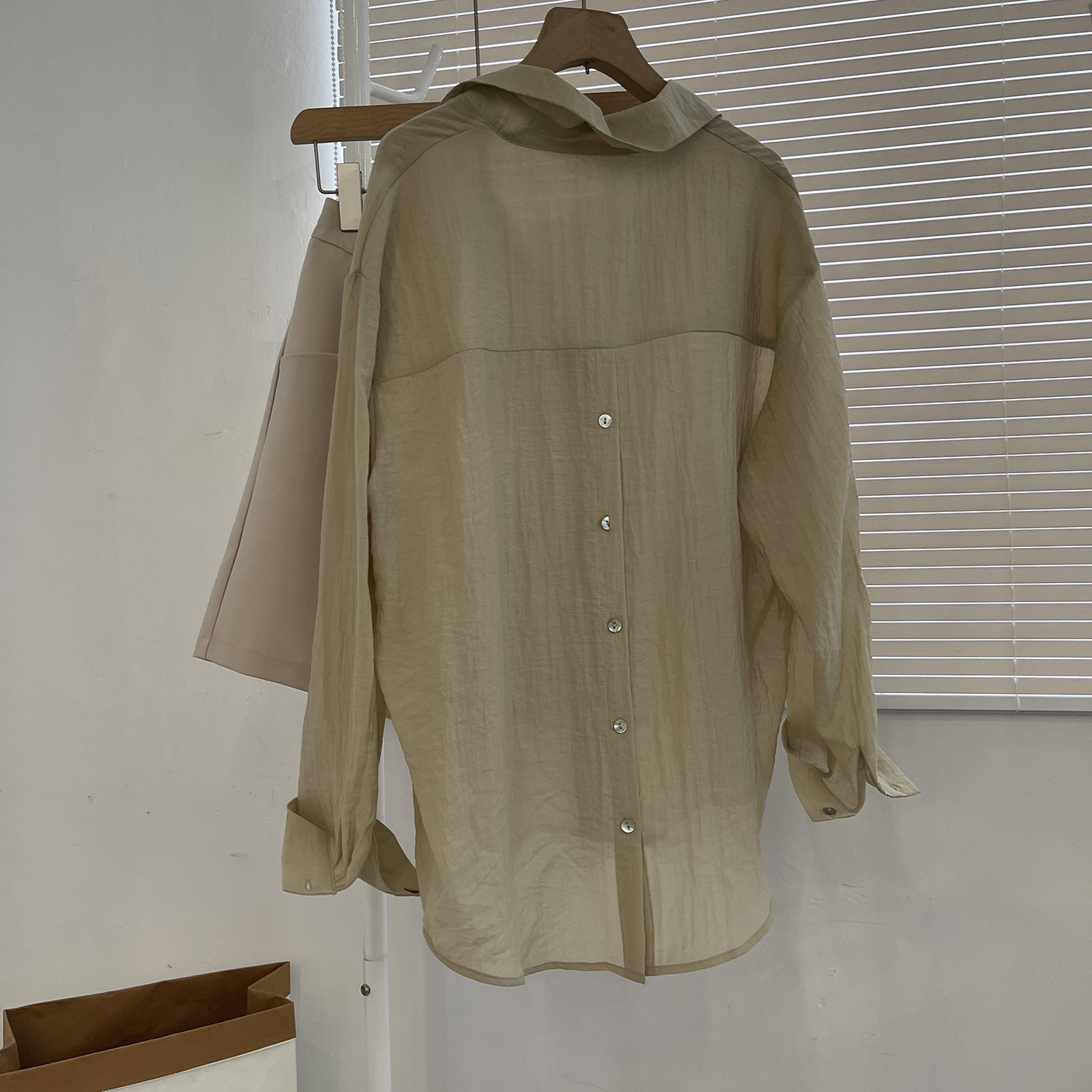 韩版气质慵懒风白色褶皱长袖衬衫女宽松透视防晒罩衫上衣夏季薄款