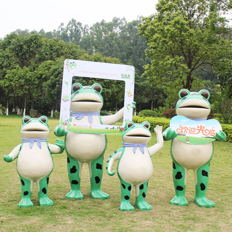 户外卡通青蛙雕塑玻璃钢仿真动物青蛙人摆件园林景观幼儿园装饰品