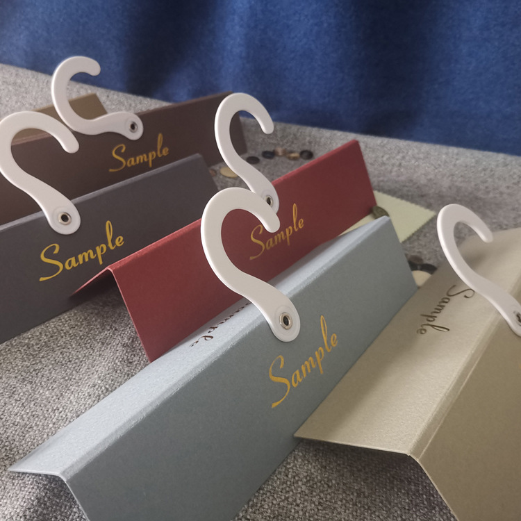 平勾塑料挂卡彩色艺术纸面料挂钩面布料挂样卡窗帘布吊卡挂卡现货