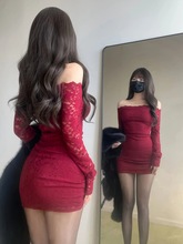 性感辣妹一字肩蕾丝红色连衣裙女春季风情万种的裙子修身包臀短裙