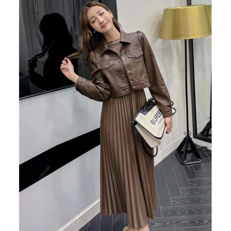 短款pu皮衣洋气外套弹力连衣裙套装裙女2023春季百褶裙两件套