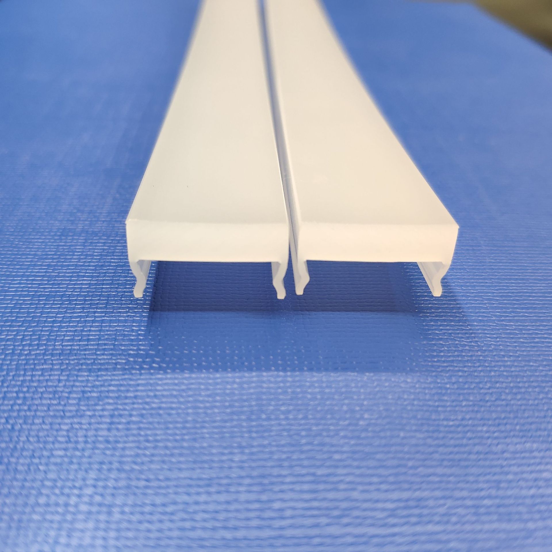 塑胶pc乳白光扩散透镜条形灯罩挤出异型踢脚线照明灯罩