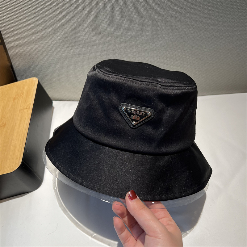 法国新款金属倒三角标渔夫帽女ins时尚百搭青年休闲遮阳逛街盆帽