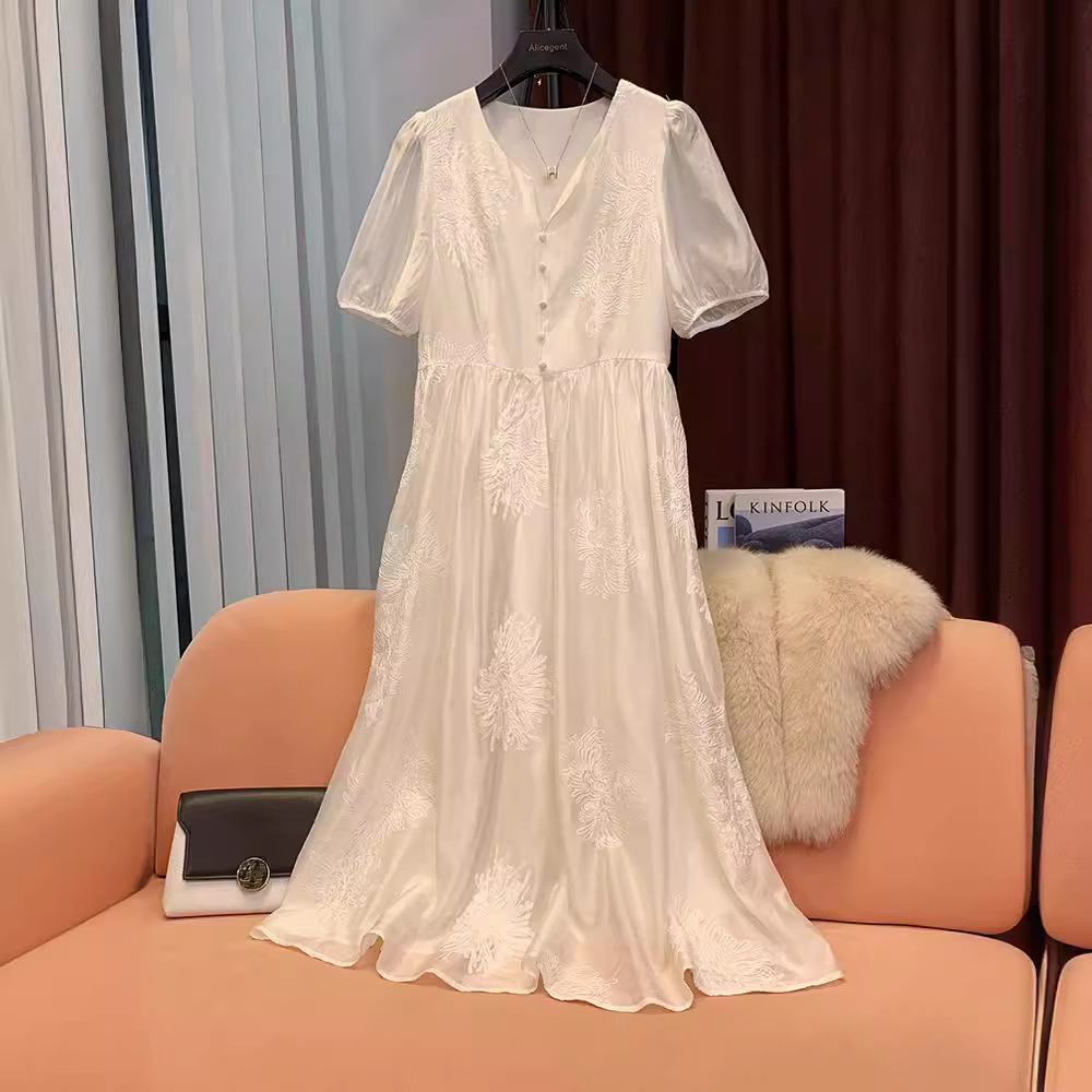 白色天丝刺绣连衣裙女2024年夏季新款高腰显瘦超好看气质a字长裙