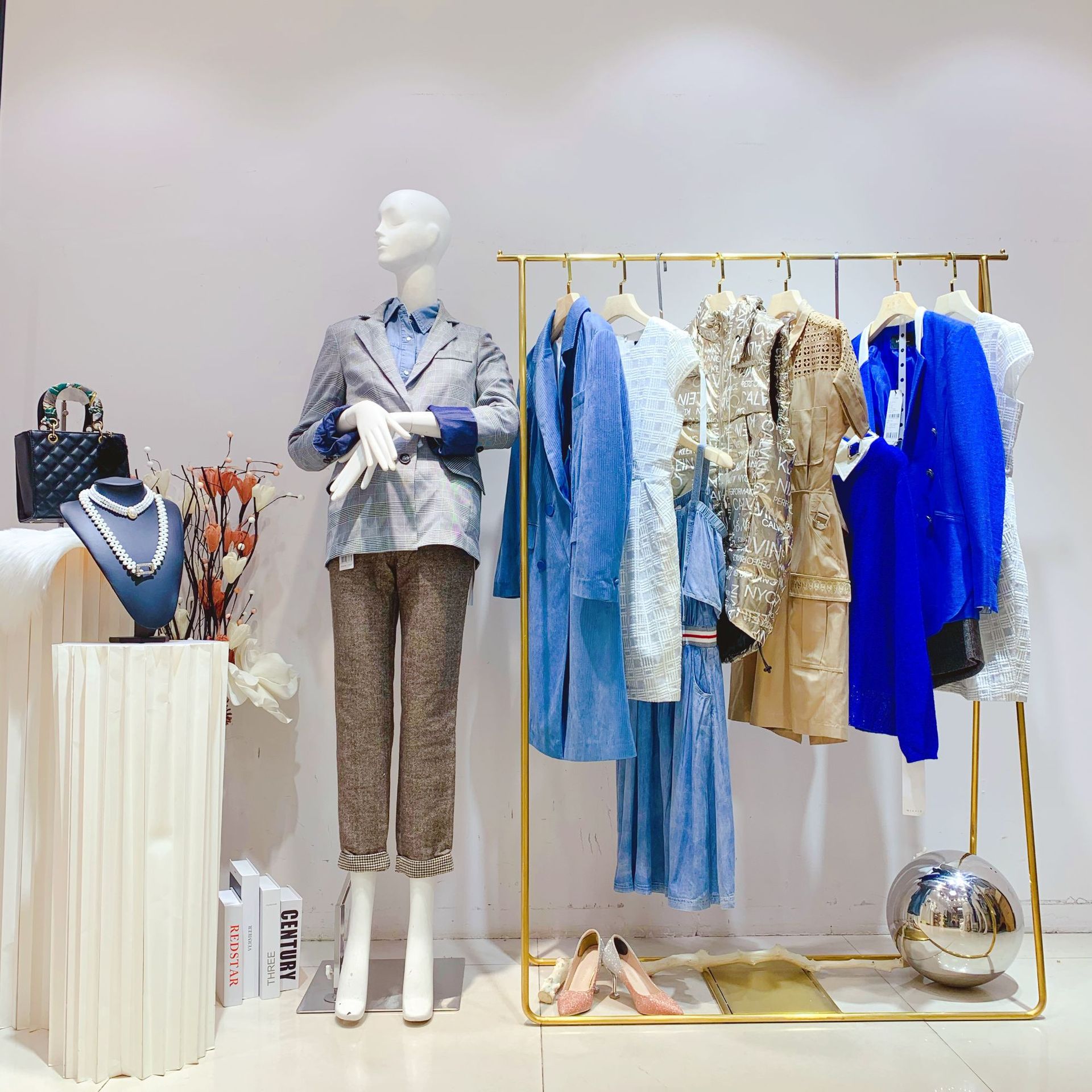 三彩品牌折扣女装实体服装店直播间一手货源批发衣香丽影普源服饰