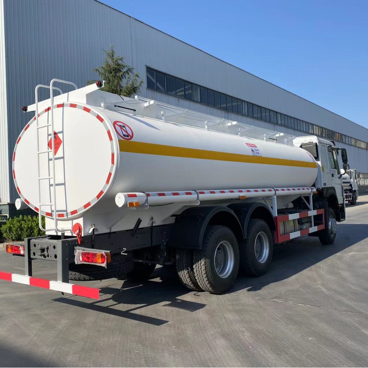 出口蒙古国二中国重汽豪沃25000l碳钢加油车运油车18953179828