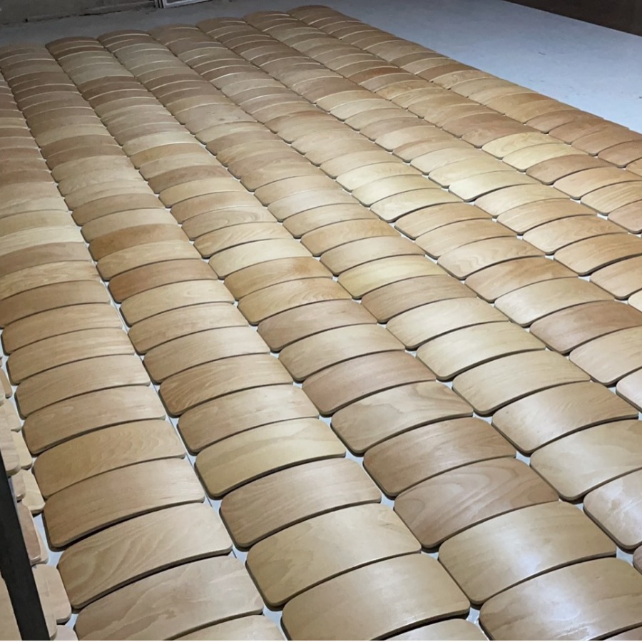 厂家批发生产学生课桌椅面板课桌椅配件桌面凳面教室油漆靠背椅子