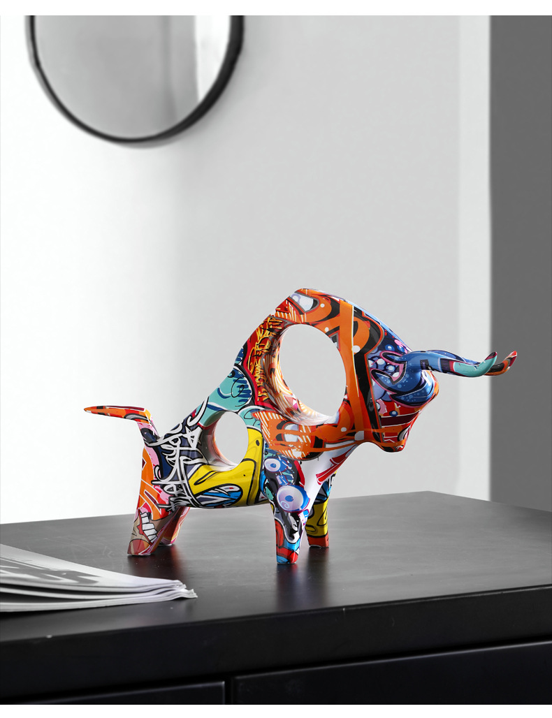 北欧艺术涂鸦牛摆件创意客厅桌面样板房间酒柜家居装饰品乔迁礼物