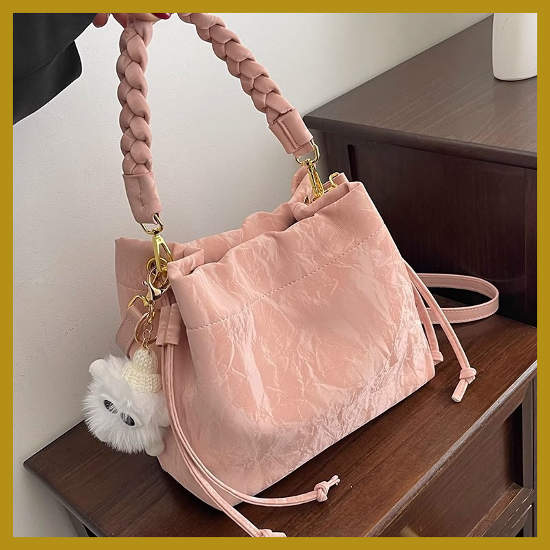 高级感洋气小众粉色包包女士新款百搭斜挎包时尚手提包水桶包