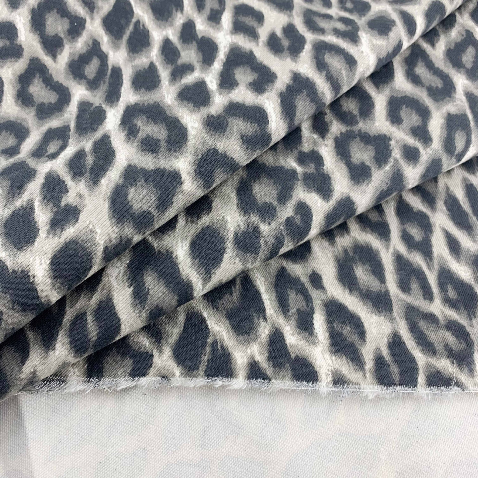 牛仔豹纹印花布 梅花豹纹牛仔印花布 高弹白色仿牛仔布料