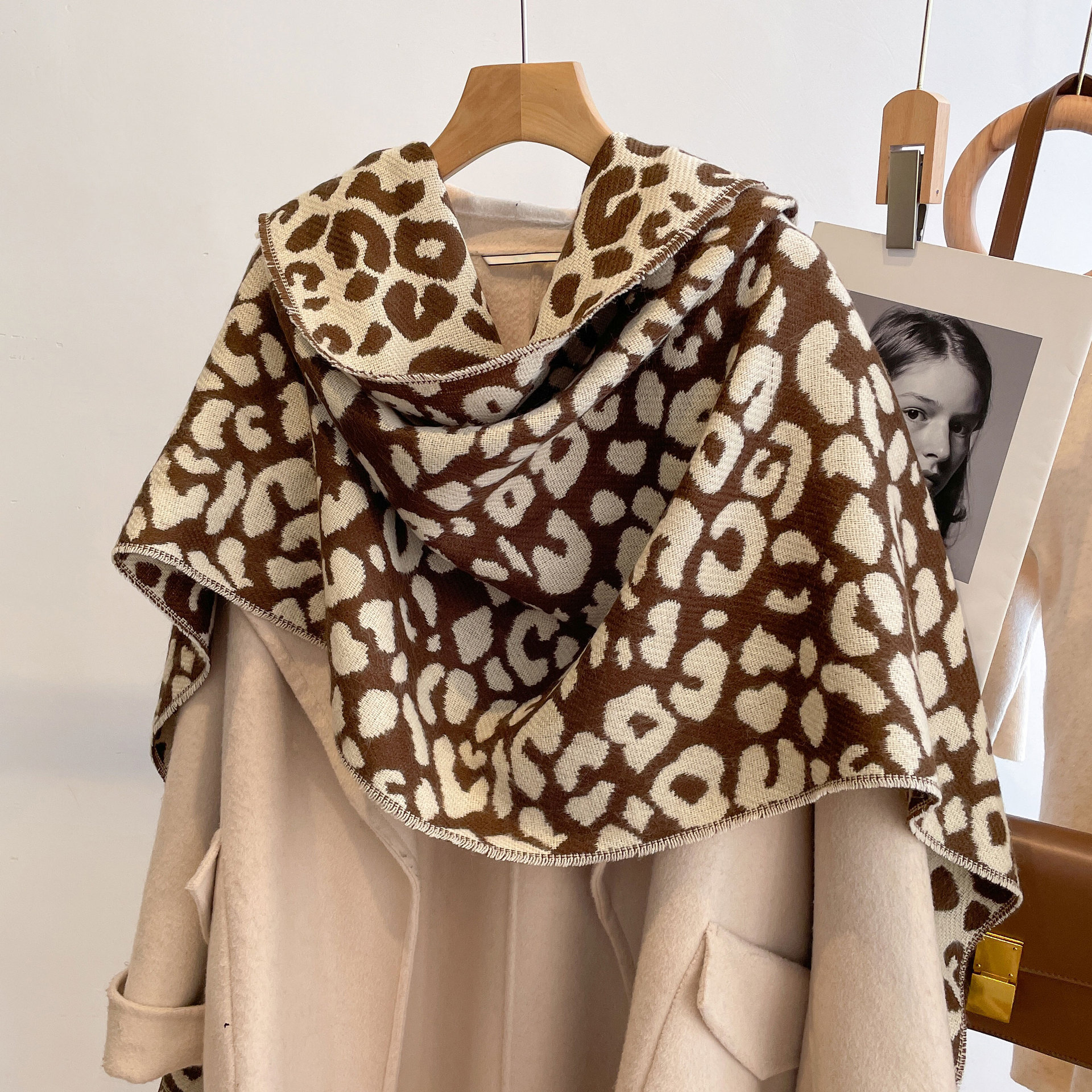 欧美潮流豹纹印花仿羊绒围巾女洋气时髦保暖两用披肩双色加宽围脖