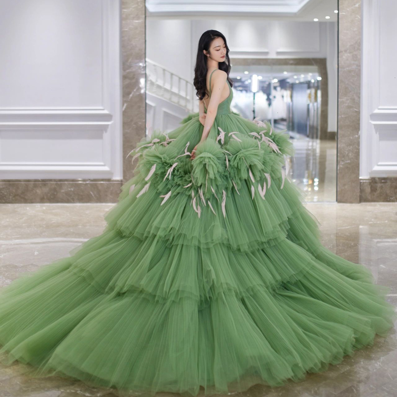 新款轻奢浅青色羽毛一字肩蛋糕蓬蓬裙新娘婚纱宴会摄影旅拍礼服