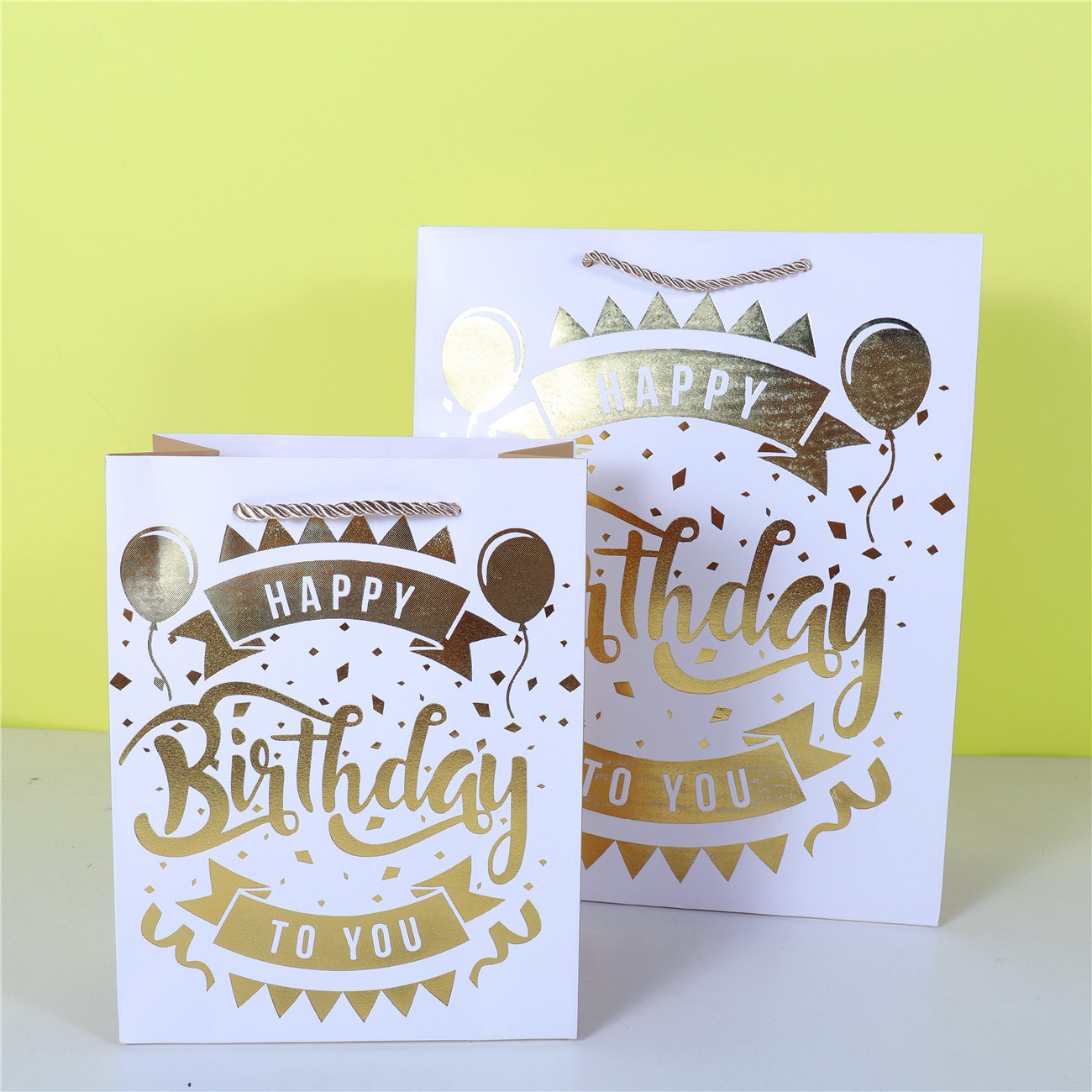 Yiwu Factory Bronzing Birthday Party Paper Reticule Happy English White Card Gift Bag