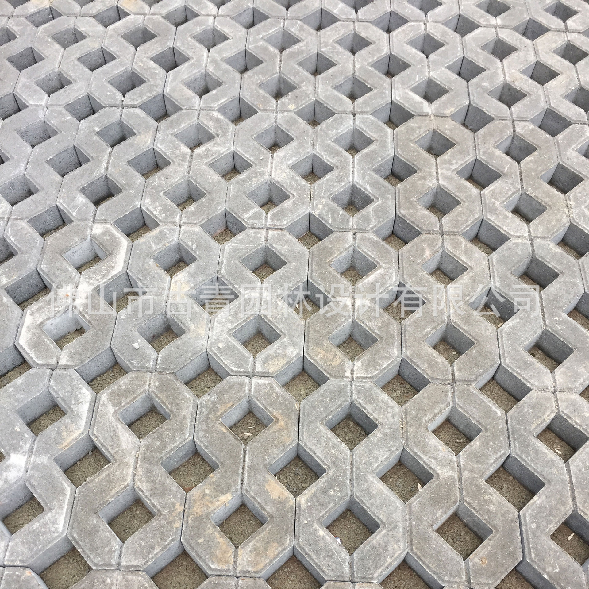 供应8字井字形碟型植草砖可包施工停车场植葑透水砖园林绿地砖