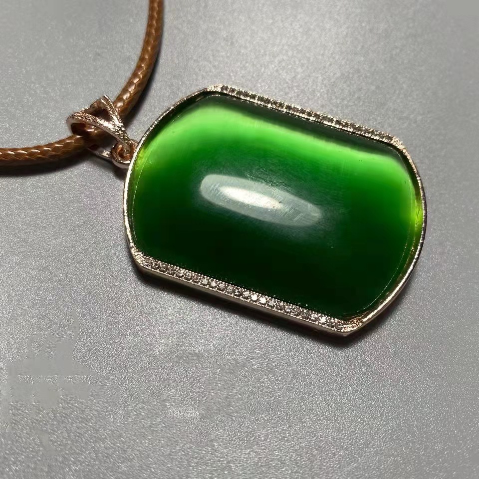 祖母绿猫眼石夸张大气平安无事牌吊坠 绿色猫眼石牌子毛衣链挂坠