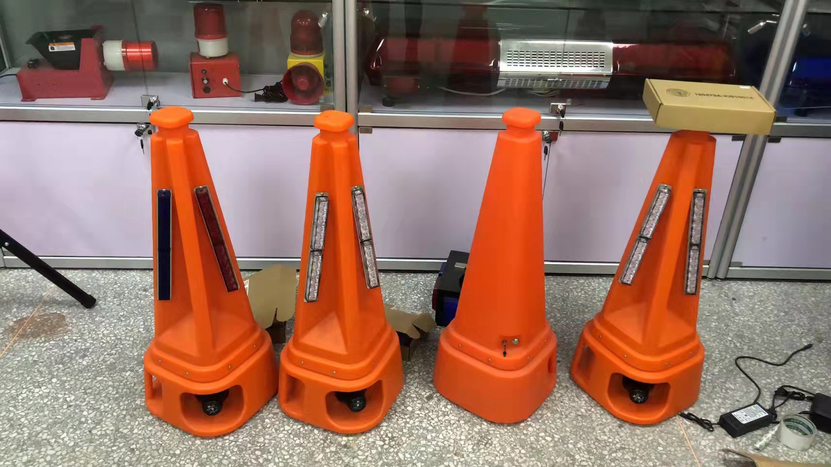 商品描述视频展示规格声光路锥(包含遥控器和充电器)