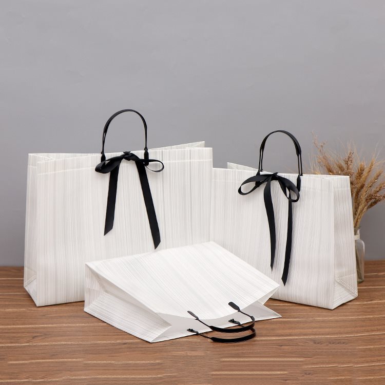 新款纯色无纺布礼品袋免税店叉耳手提袋覆膜服装袋加厚购物袋
