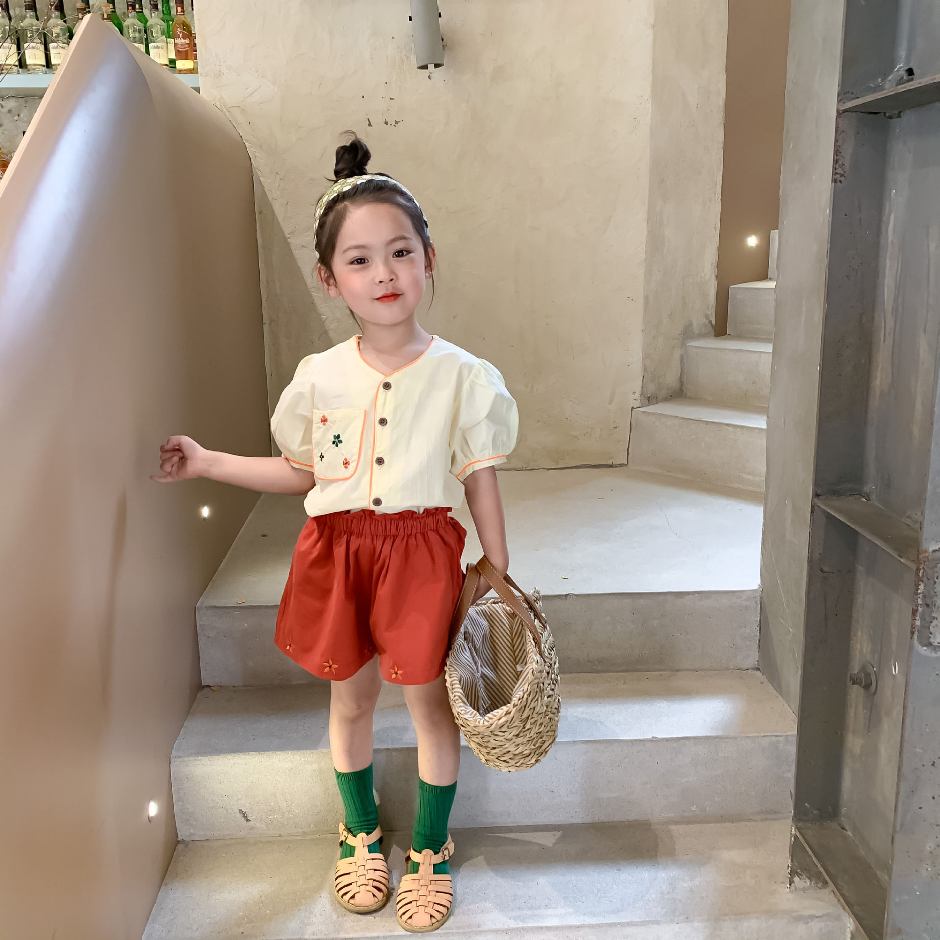 童装 女童夏装日韩风花朵刺绣甜美小童衣服短袖衬衫短裤一件代货