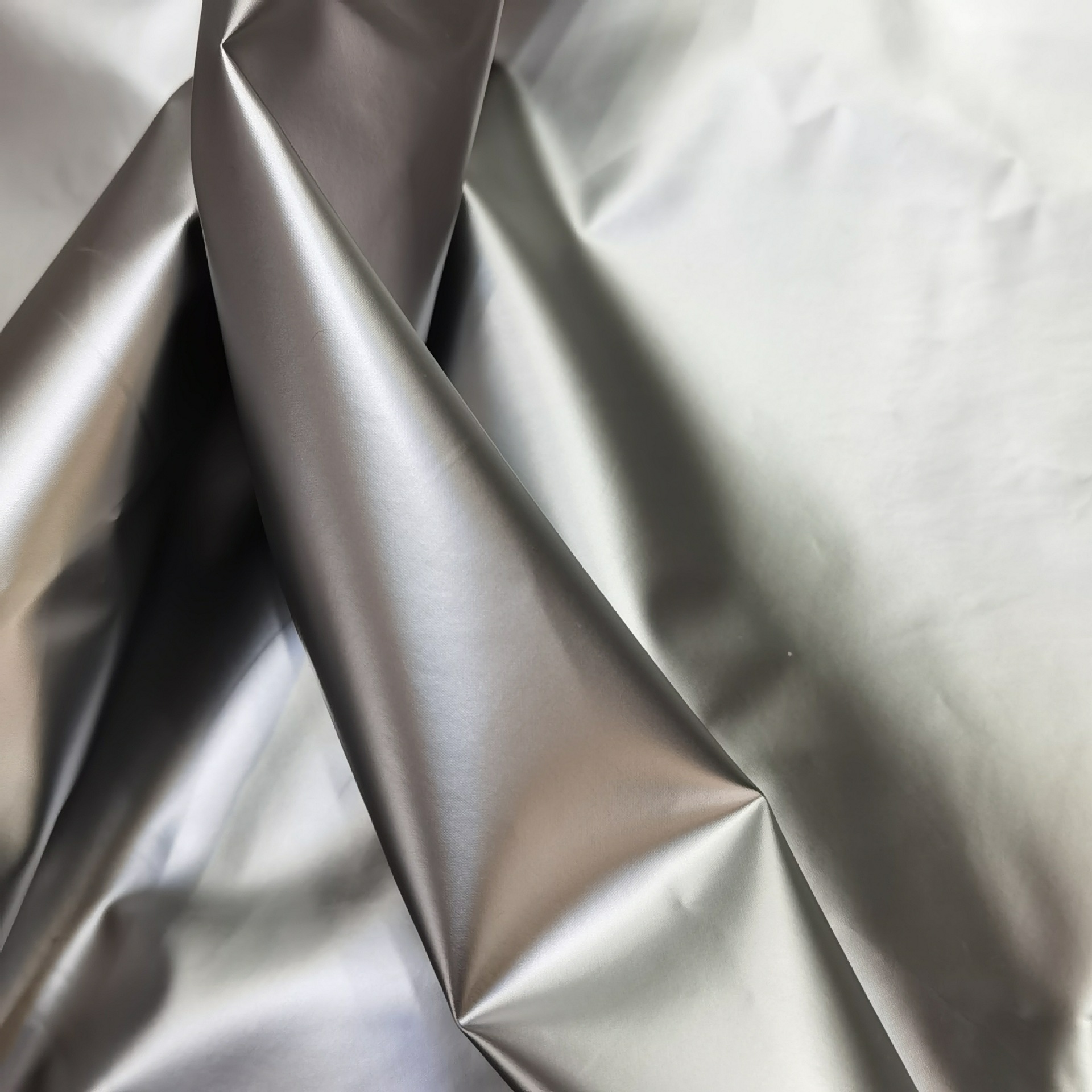 厂家直销亮面面料,时尚羽绒服外套面料,金属色亮面布料,现货供应,联系