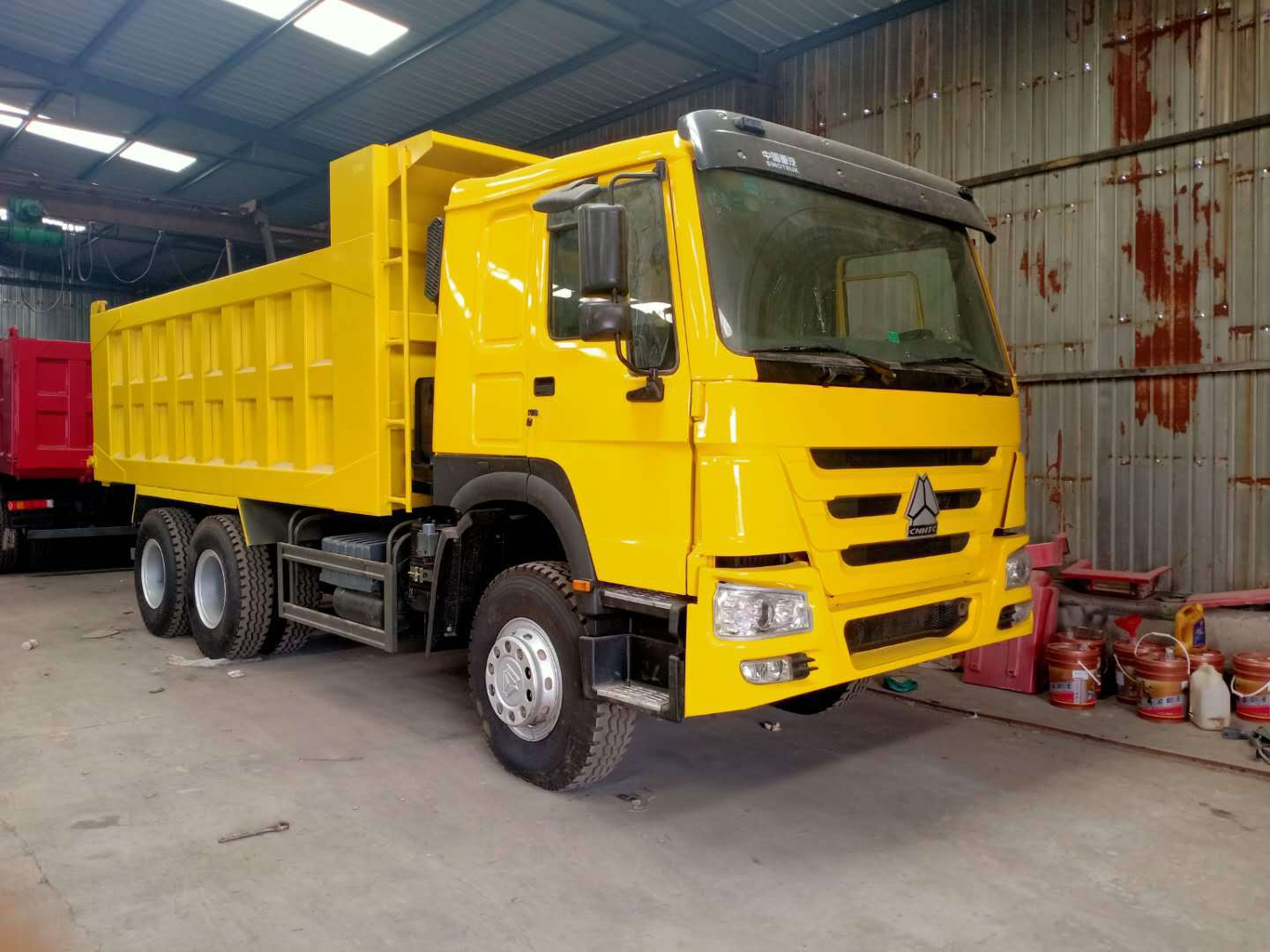 二手车出口中国重汽集团豪沃6*4自卸车375马力