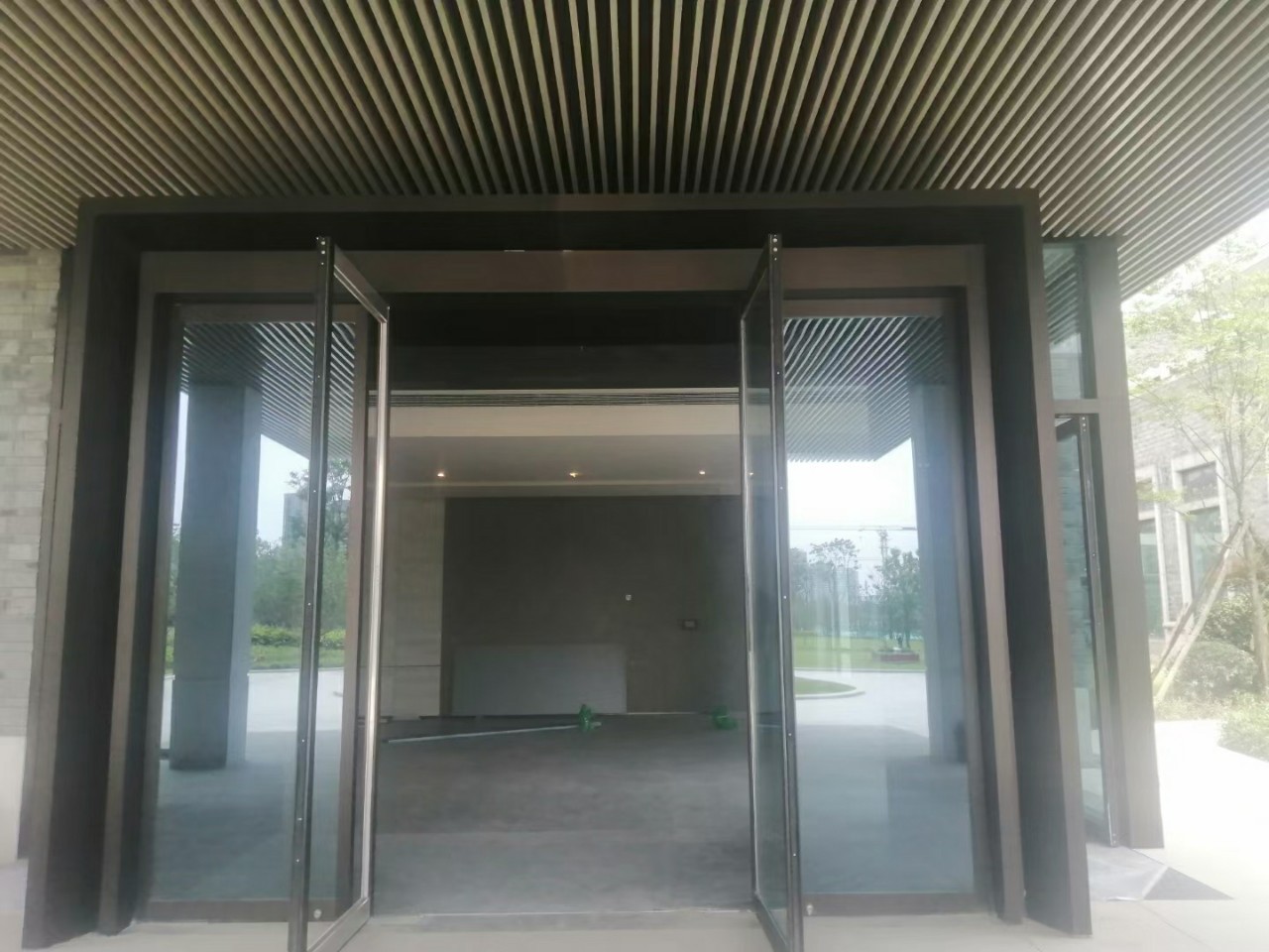 不锈钢玻璃门玫瑰金地簧门门面有框钢化玻璃门门店玻璃门